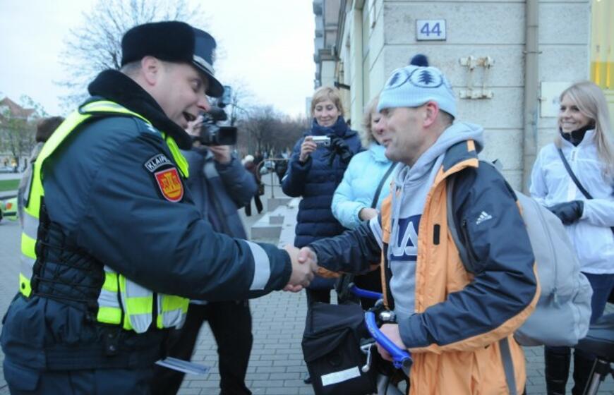 Klaipėdos pėstieji dovanų gavo atšvaitus