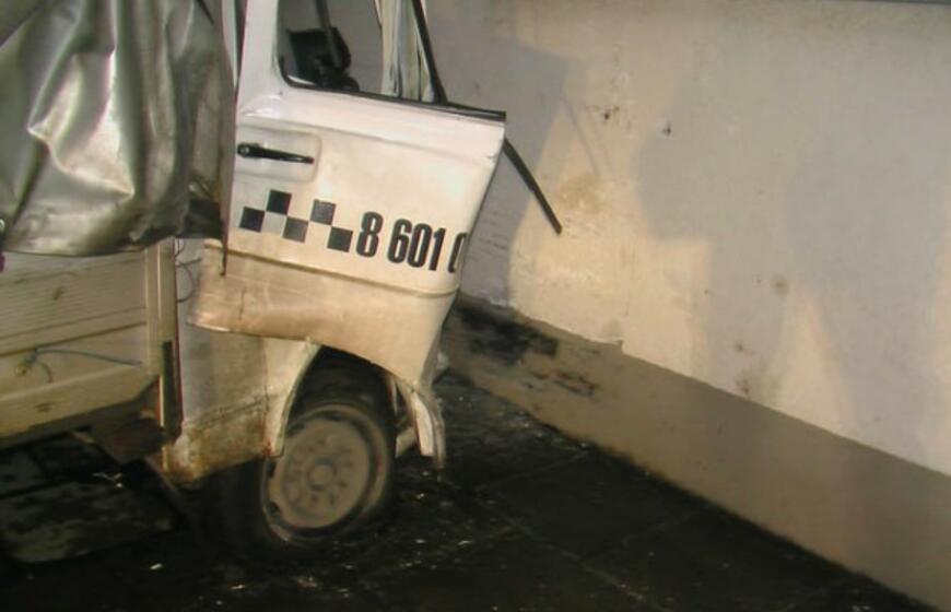 Liepų gatvėje krovininis automobilis trenkėsi į pastato sieną