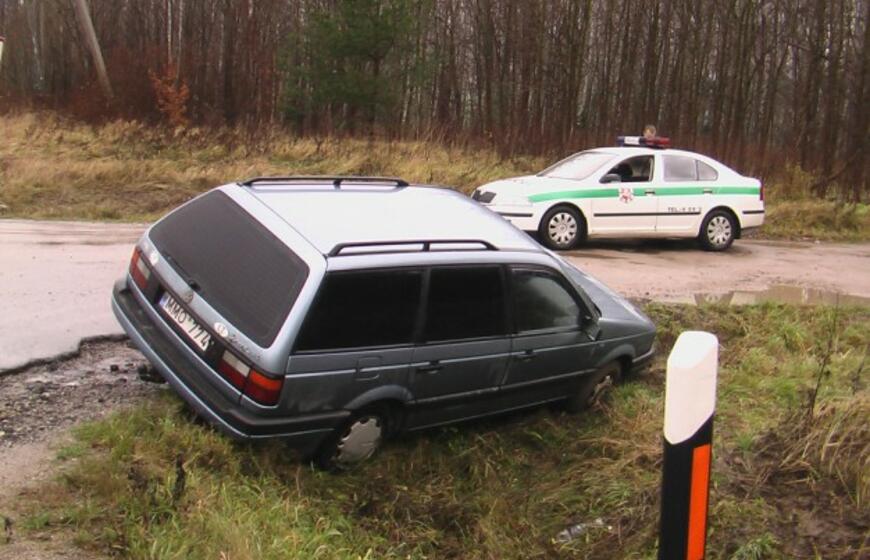 Į griovį įvažiavo neblaivus vairuotojas