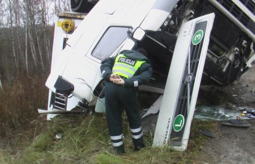 Klaipėdoje apvirto vilkikas su mėsos kroviniu