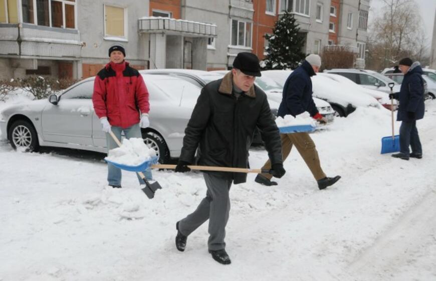 Klaipėdiečiai nuo sniego vadavo daugiabučių kiemus