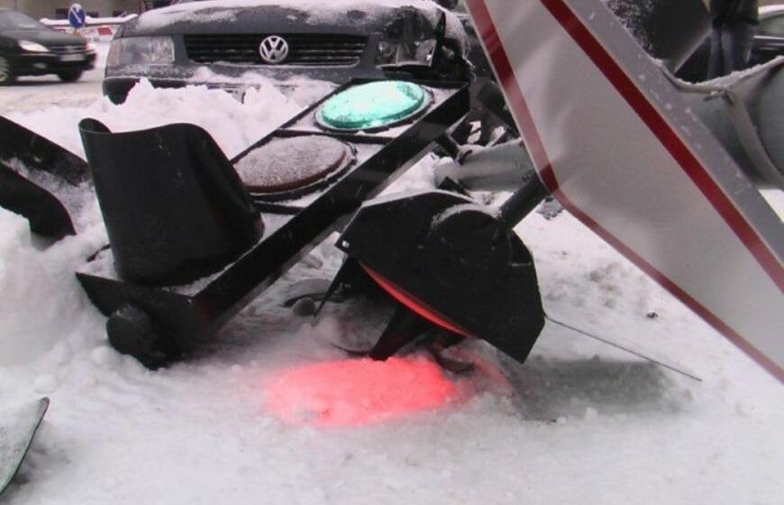 Automobilis Klaipėdoje nuvertė šviesoforą