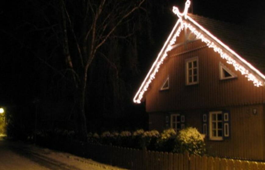 Neringos sodybas apraizgė šventinės girliandos