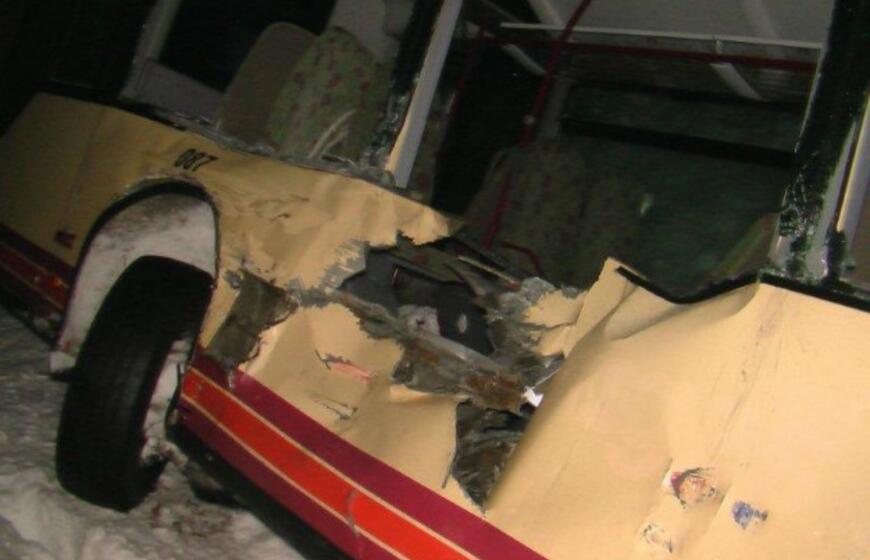 Pervažoje netoli Priekulės traukinys taranavo autobusą