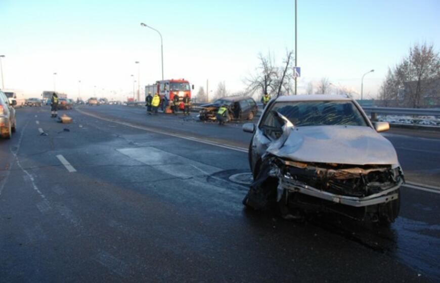 Ant Mokyklos gatvės viaduko susidūrė du automobiliai