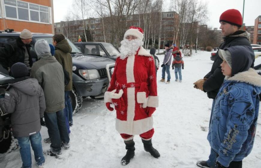 Vaikai - visureigiais per sniegą