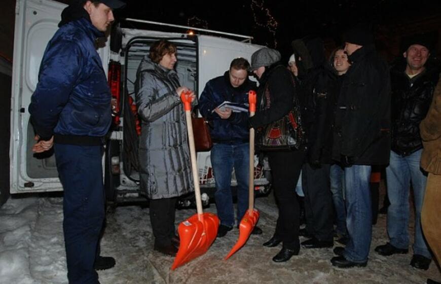 Kovai su sniegu klaipėdiečiams dalinami kastuvai