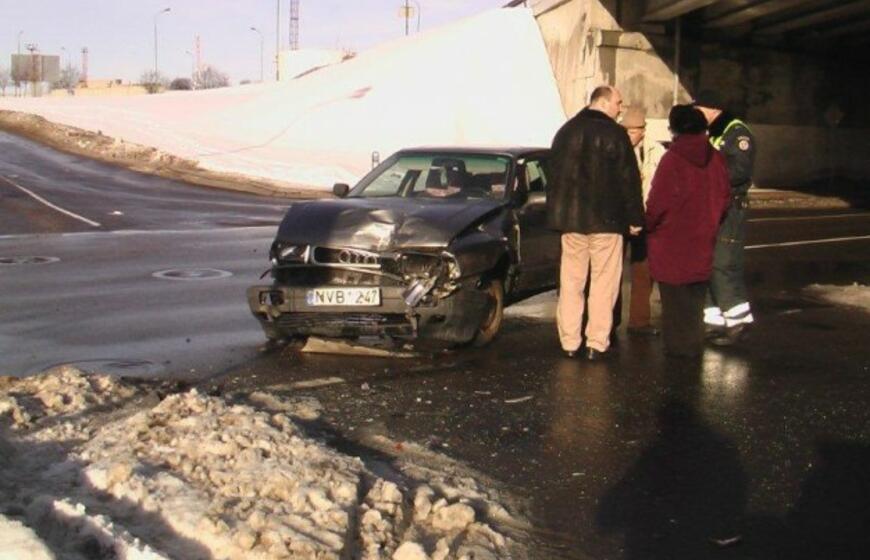 Prie viaduko - automobilių susidūrimas