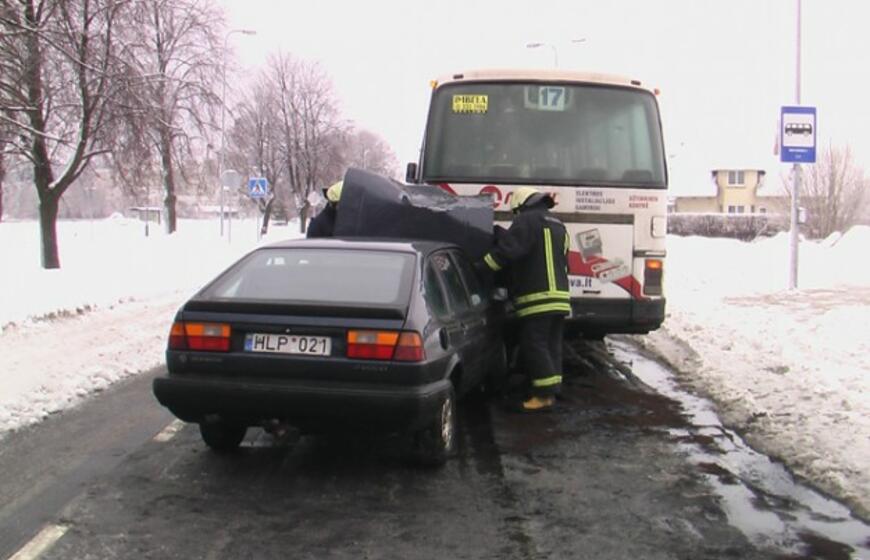 Į miesto maršrutinį autobusą trenkėsi automobilis