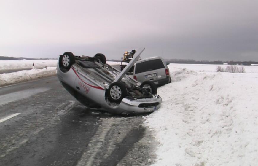 Kelyje Klaipėda-Palanga ant stogo apsivertė automobilis