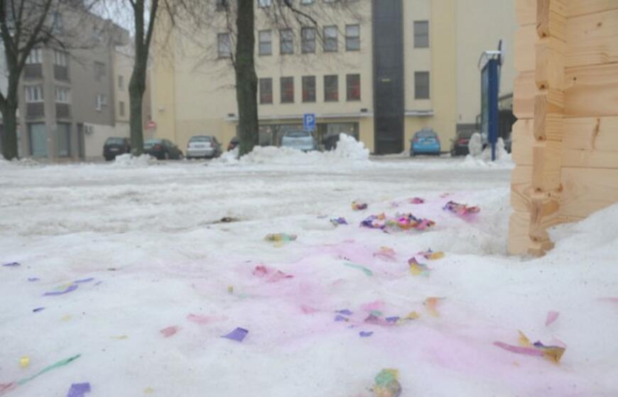 Tirpstančiame sniege - šiukšlių klodai