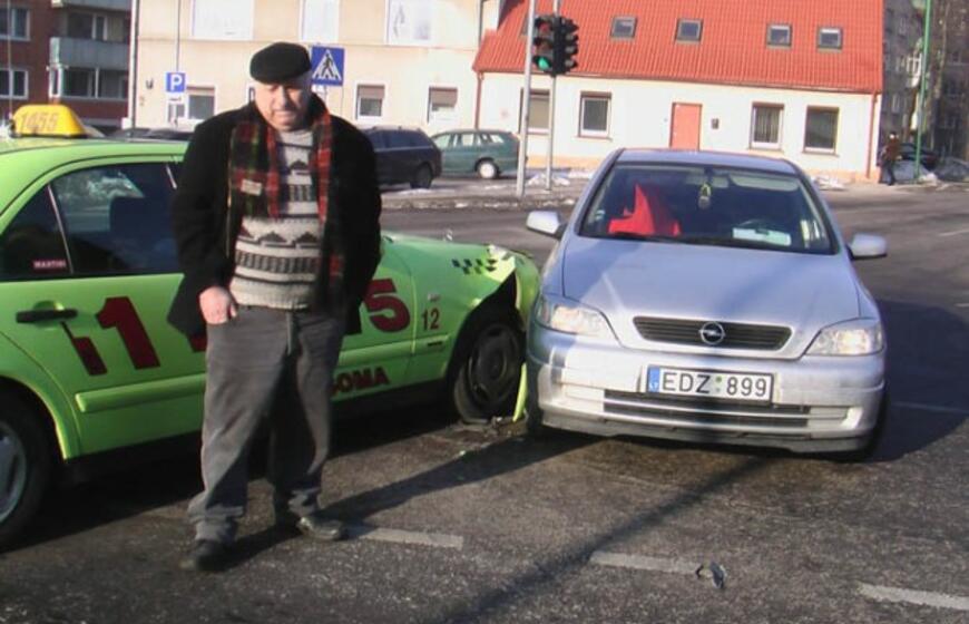 Automobilių susisdūrimas sankryžoje