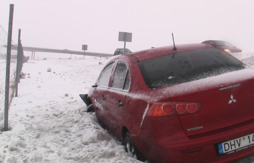 Automagistralėje į griovį nuslydo automobilis