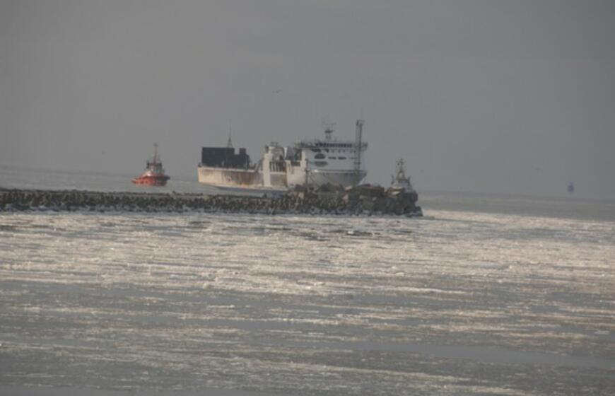 Sudegęs keltas "LISCO Gloria" parplukdytas į Klaipėdą