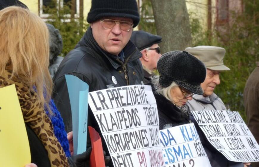 Prie Klaipėdos apylinkės teismo - piketas prieš teisėją