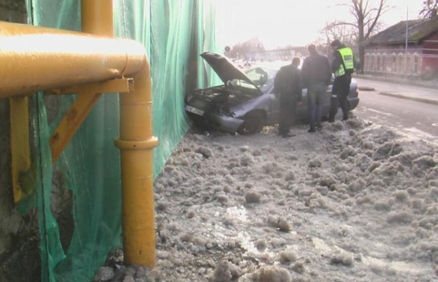 Liepų gatvėje į pastato sieną rėžėsi "Audi"