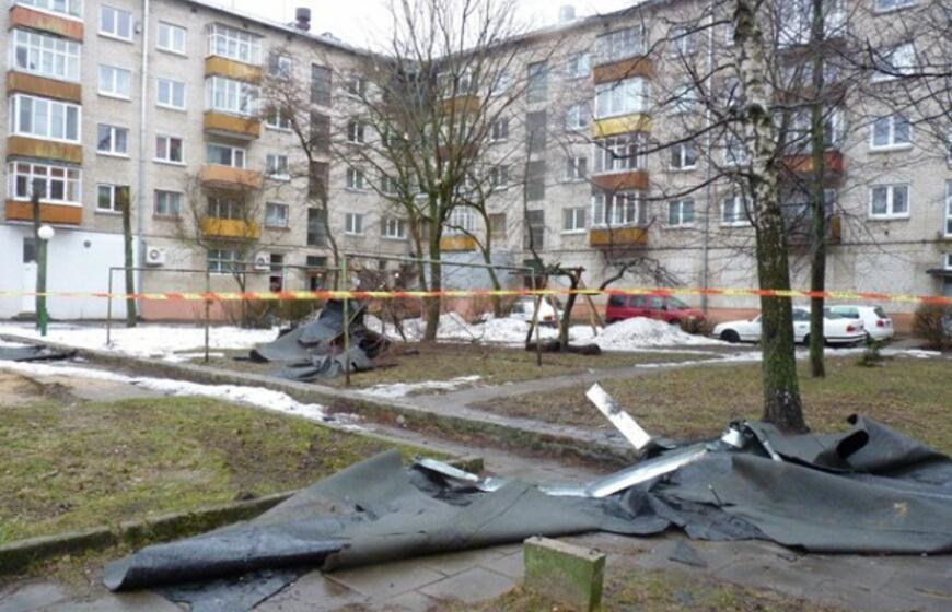 Vėjas apgadino daugiabučio namo stogą