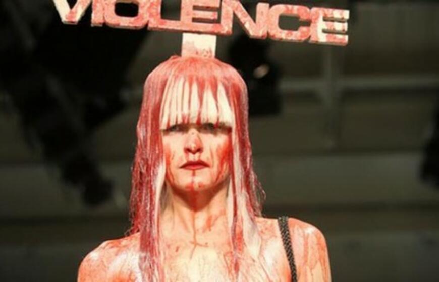 Mada Londone: kraujas, dujokaukės, genitalijos...