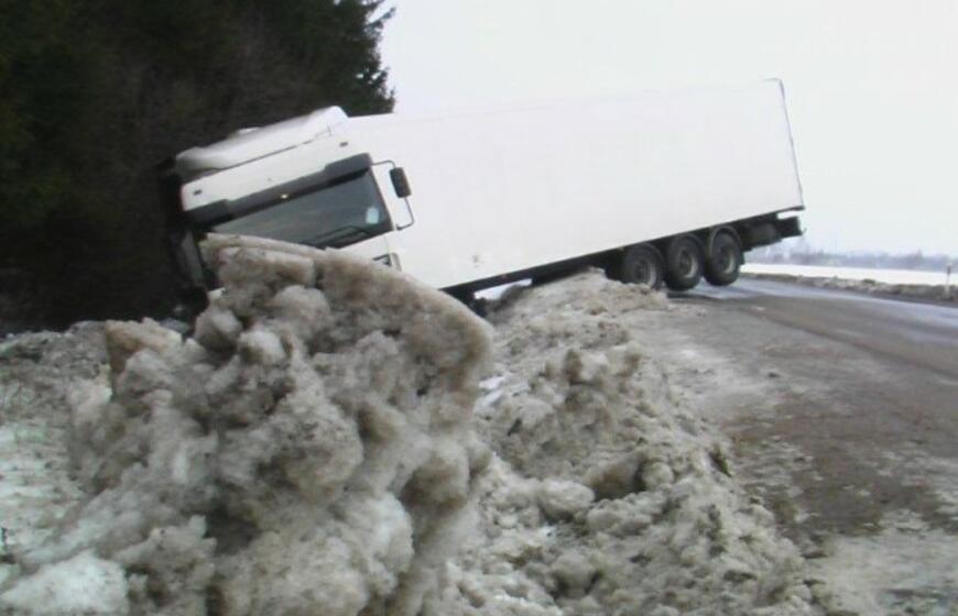 Klaipėdos rajone nuo kelio nuslydo vilkikas