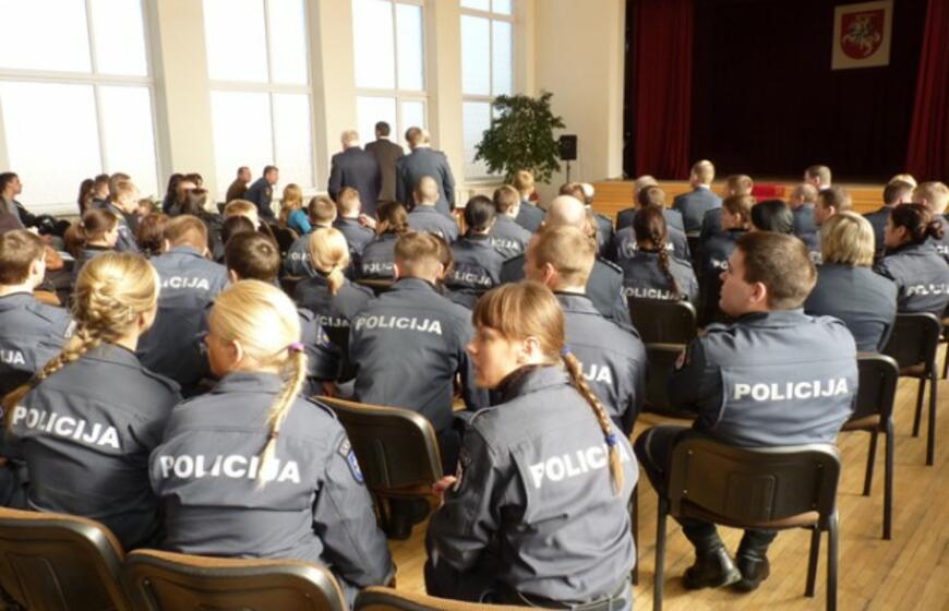 Diplomų įteikimas Lietuvos policijos mokyklos absolventams