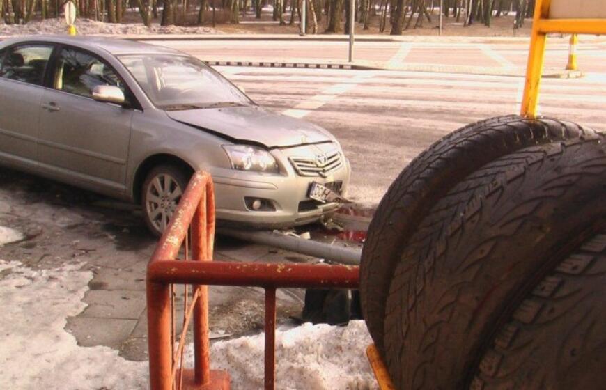 Slidūs keliai tapo avarijų priežastimi