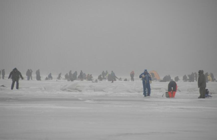 Kuršių marių ledą prie Klaipėdos apgulė žvejai