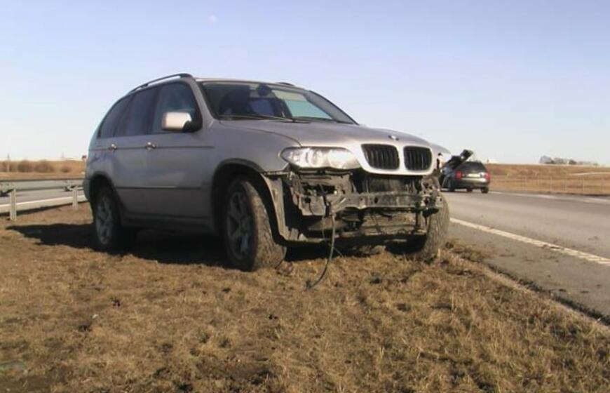 Automagistralėje į atitvarą trenkėsi BMW X5