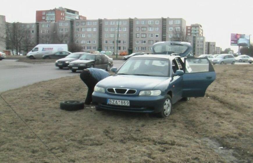 Automobilis atsidūrė žiedo vidury