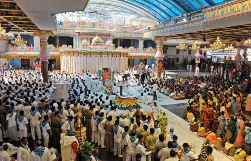 Tūkstančiai žmonių gedi Sai Babos