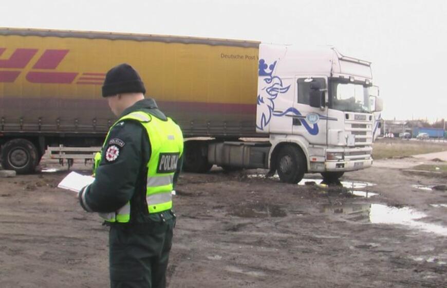 Vilkikas kliudė muitininkų automobilį