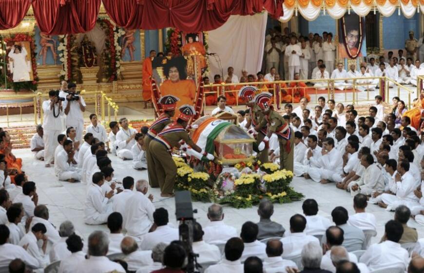 Indijoje palaidotas Sai Baba