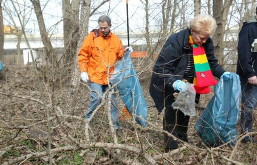 Šiukšles rinko ir Prezidentė