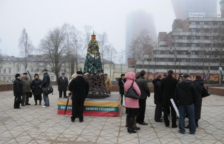 Balandžio 1-osios piketas Atgimimo aikštėje