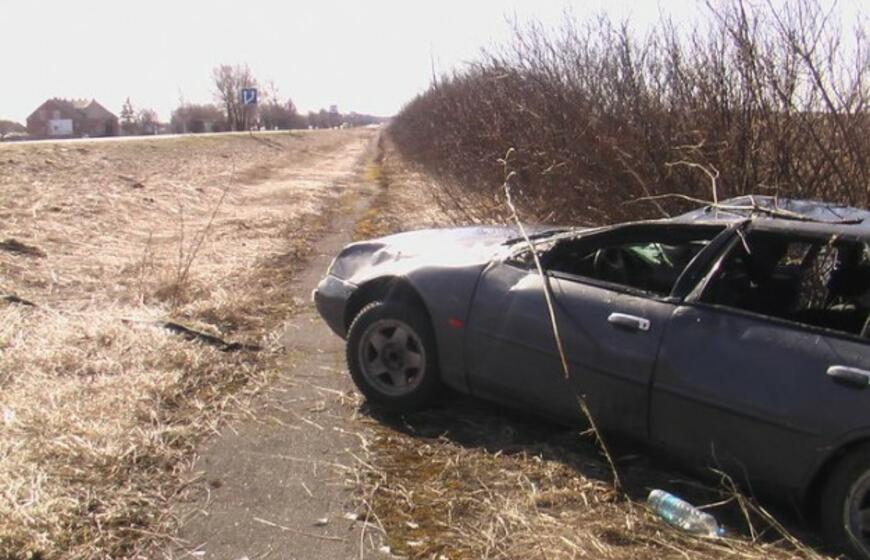 Kelyje Klaipėda-Palanga apsivertė automobilis