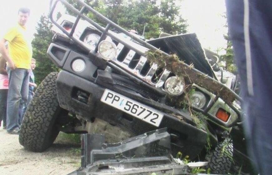Prie Jakų apsivertė visureigis "Hummer"