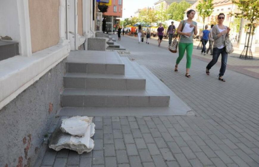 Nuo pastato M. Mažvydo al. 4 byra tinko gabalai