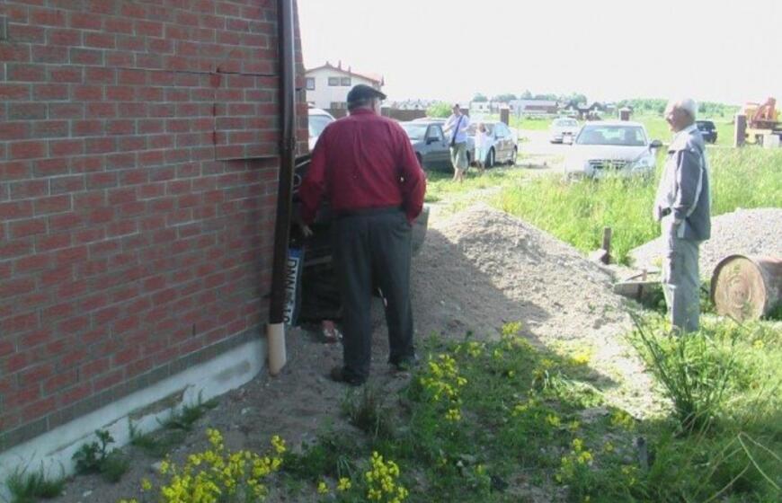 "Audi" rėžėsi į garažą