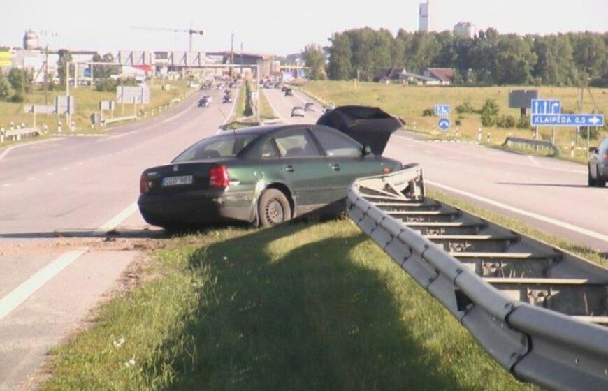 Vilkikas taranavo lengvąjį automobilį
