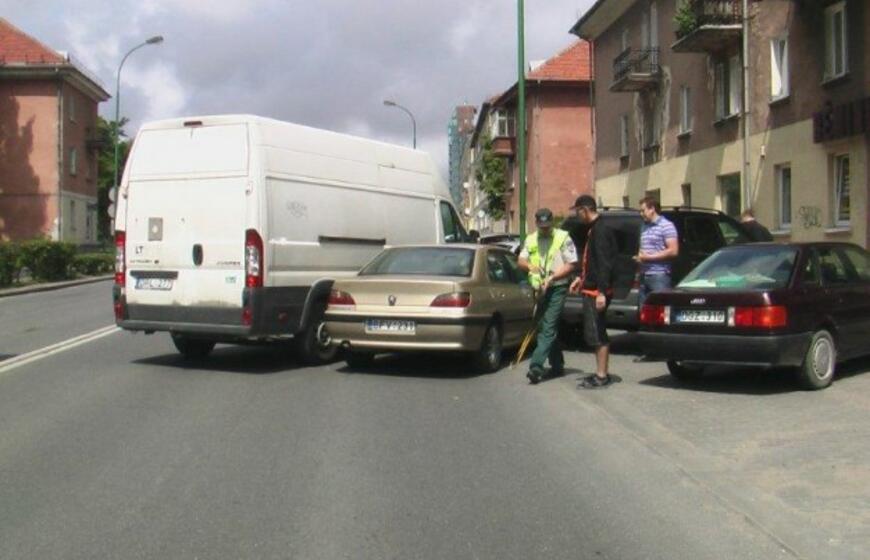 Minijos gatvėje apgadinti trys automobiliai