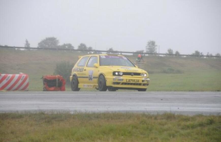 1000 km lenktynės finišuoja pliaupiant lietui