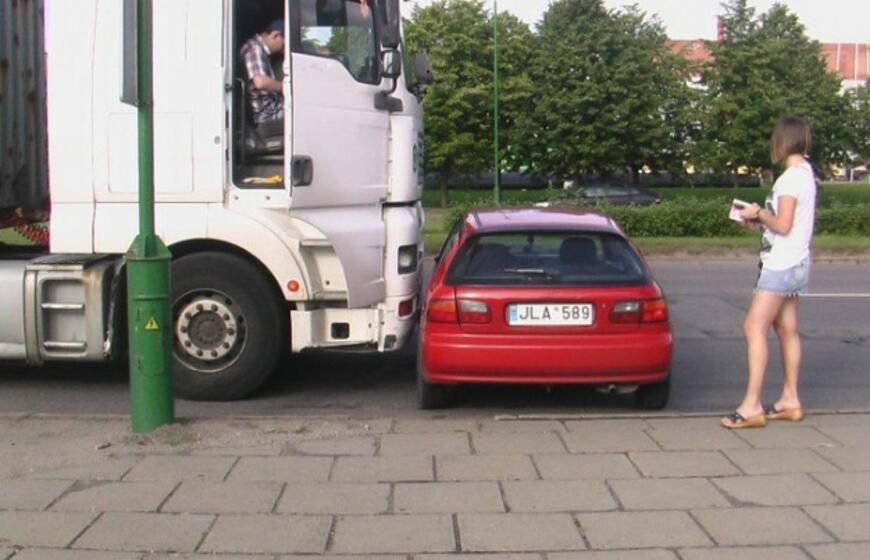 Sunkvežimis Šilutės plente kliudė automobilį