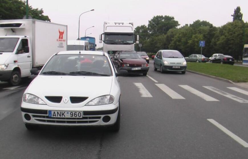 Sudaužyti prie pėsčiųjų sustoję automobiliai