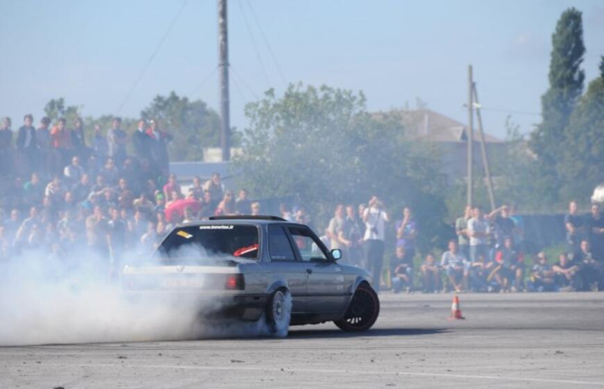 Kretingoje - automobilių šoninio slydimo varžybos