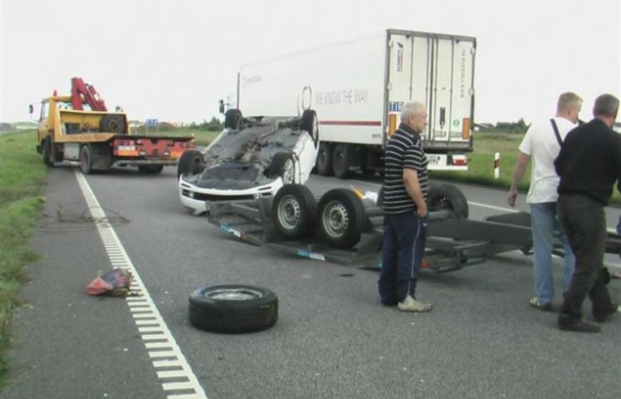 Apsivertė tempiamas automobilis