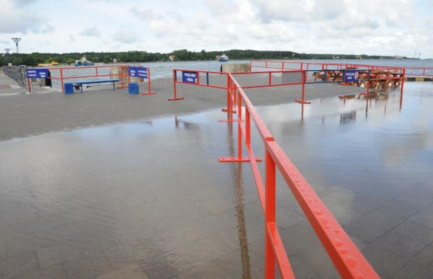 Perkėla skęsta lietaus vandenyje