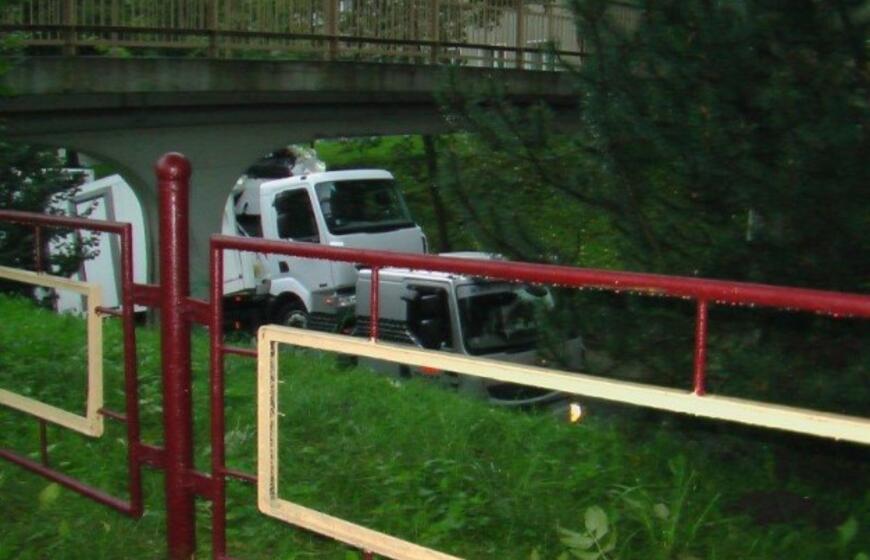 Gargžduose į viaduką atsitrenkė vilkiko krovinys