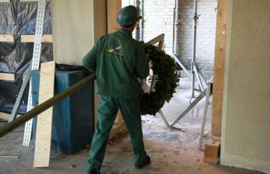 Ant Dramos teatro mūrų - pabaigtuvių vainikas