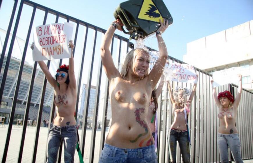 Ukrainietės protestavo nuogomis krūtimis