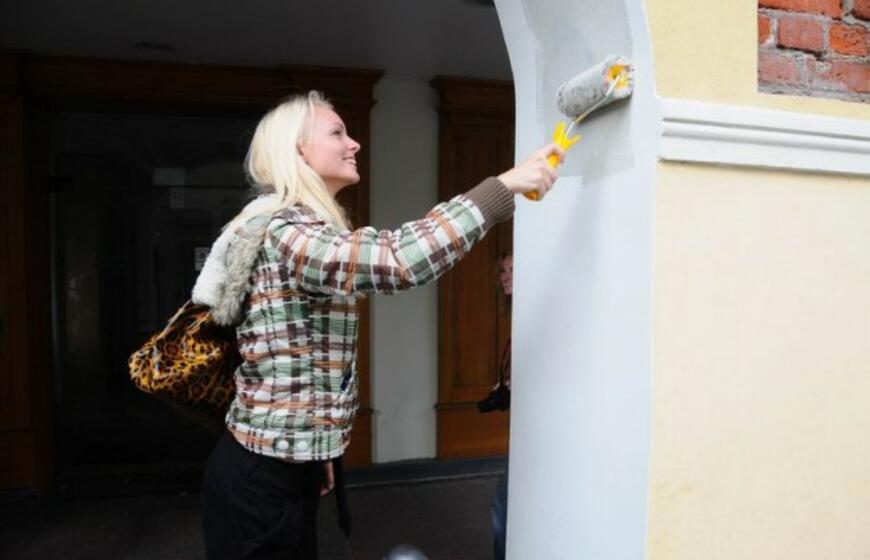 Jaunimas gražino išterliotas sienas