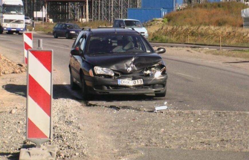 Jakų žiede nukentėjo latvio automobilis